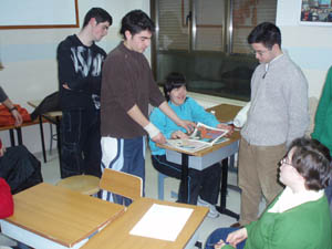 Uno de los grupos realizando una prueba que consistía en la representación de un anuncio de televisión.